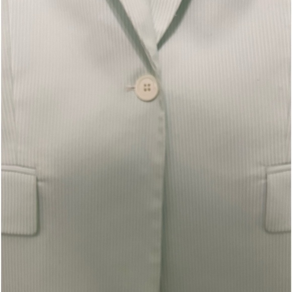 Beautiful (like new) Tahari 1 button blazer very light (mintish) green and white - Picture 5 of 12